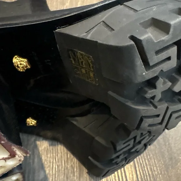 Black Leather Boots with Gold Medusa Detail - Picture 4 of 6